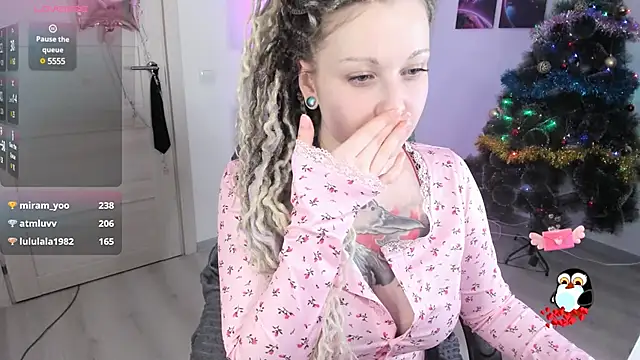 Snapshot of HoneySallyMoore chatting on 1, 1, 2025 HoneySallyMoore online show from 1, 1, 2025