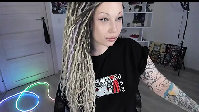 Snapshot of HoneySallyMoore chatting on 25, 4, 2026 HoneySallyMoore online show from 25, 4, 2026