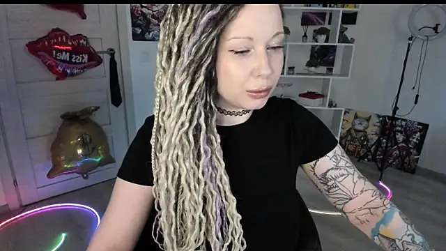 Snapshot of HoneySallyMoore chatting on 17, 5, 2026 HoneySallyMoore online show from 17, 5, 2026