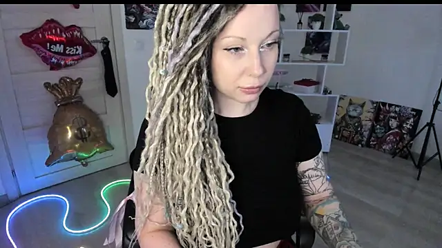 Snapshot of HoneySallyMoore chatting on 20, 5, 2026 HoneySallyMoore online show from 20, 5, 2026