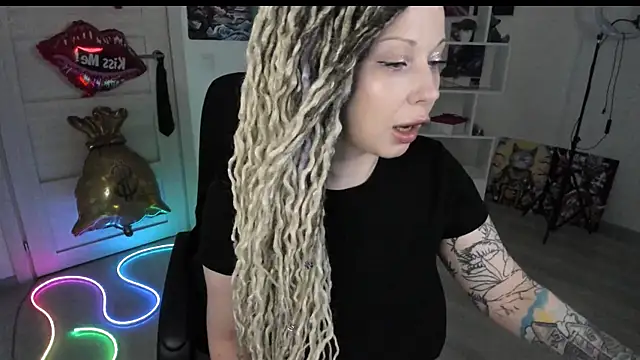 Snapshot of HoneySallyMoore chatting on 26, 5, 2026 HoneySallyMoore online show from 26, 5, 2026