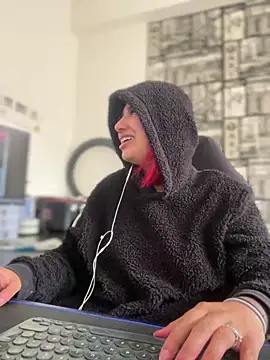 Snapshot of Scarlett-LS chatting on 7, 3, 2025 Scarlett-LS online show from 7, 3, 2025