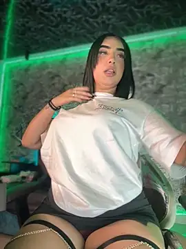 Snapshot of Scarlett-LS chatting on 8, 11, 2025 Scarlett-LS online show from 8, 11, 2025