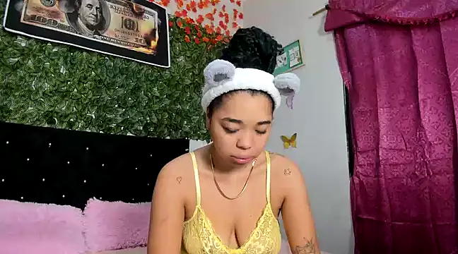 Snapshot of Mishellehot_10 chatting on 10, 3, 2025 Mishellehot 10 online show from 10, 3, 2025