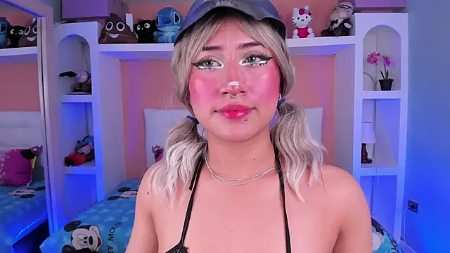 Snapshot of miss___megan chatting on 28, 10, 2025 miss megan online show from 28, 10, 2025