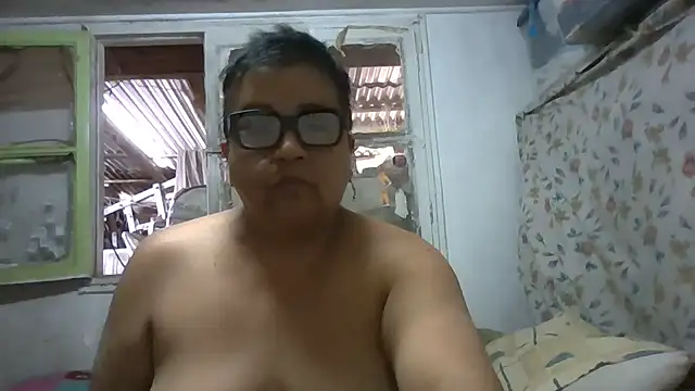 Snapshot of erinadarling79 chatting on 6, 11, 2025 erinadarling79 online show from 6, 11, 2025