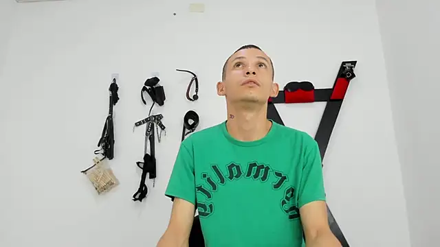 Snapshot of Isak_Millan chatting on 10, 11, 2025 Isak Millan online show from 10, 11, 2025