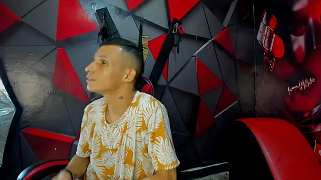 Snapshot of Isak_Millan chatting on 2, 12, 2025 Isak Millan online show from 2, 12, 2025