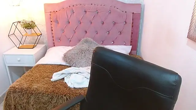 Snapshot of camilah_tk chatting on 5, 11, 2025 camilah tk online show from 5, 11, 2025