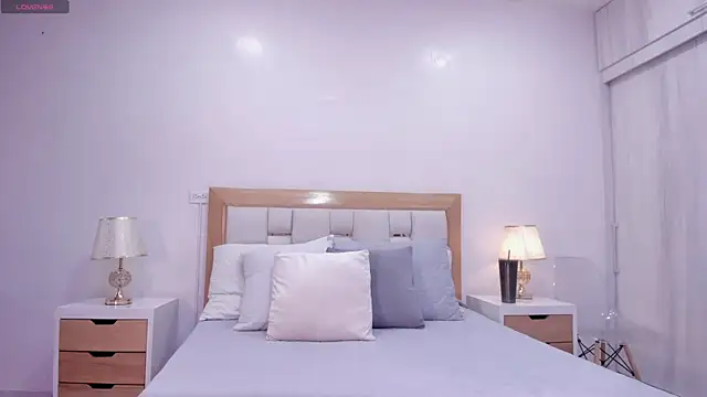 hillary uckerman  online show from 18, 4, 2026