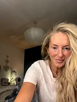 Snapshot of Fiery_Blonde_LexiX chatting on 21, 10, 2025 Fiery Blonde LexiX online show from 21, 10, 2025