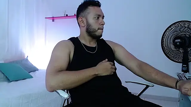 Snapshot of Double_R12 chatting on 4, 3, 2025 Double R12 online show from 4, 3, 2025