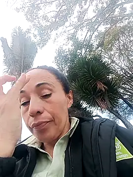 Snapshot of Coeur_de_luxure chatting on 29, 10, 2025 Coeur de luxure online show from 29, 10, 2025