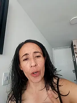 Snapshot of Coeur_de_luxure chatting on 2, 11, 2025 Coeur de luxure online show from 2, 11, 2025