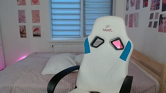 Karina Hendrick online show from 8, 3, 2025