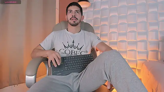 AlejandroStormm online show from 4, 3, 2026