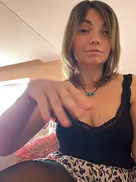 Snapshot of Ella_Pearlie chatting on 12, 10, 2025 Ella Pearlie online show from 12, 10, 2025