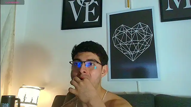 Snapshot of thomyafar chatting on 1, 12, 2025 thomyafar online show from 1, 12, 2025