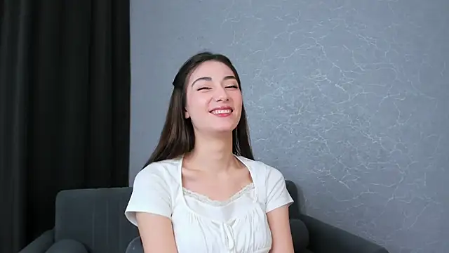 Snapshot of FloraEves chatting on 5, 3, 2025 FloraEves online show from 5, 3, 2025