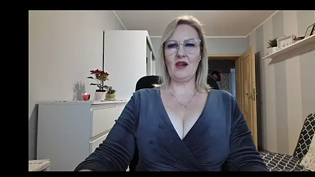 Snapshot of DianaLive chatting on 15, 12, 2025 DianaLive online show from 15, 12, 2025