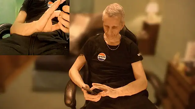 Snapshot of maxdaddy690 chatting on 31, 12, 2024 maxdaddy690 online show from 31, 12, 2024