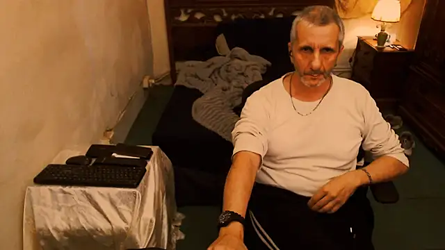 Snapshot of maxdaddy690 chatting on 6, 10, 2025 maxdaddy690 online show from 6, 10, 2025