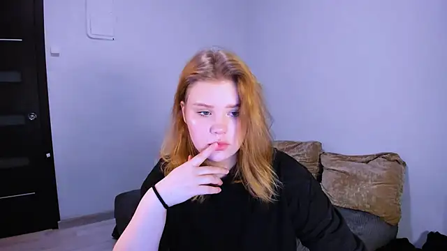 Snapshot of LaseyMoon chatting on 7, 11, 2025 LaseyMoon online show from 7, 11, 2025