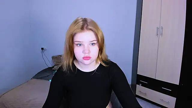 Snapshot of LaseyMoon chatting on 3, 12, 2025 LaseyMoon online show from 3, 12, 2025