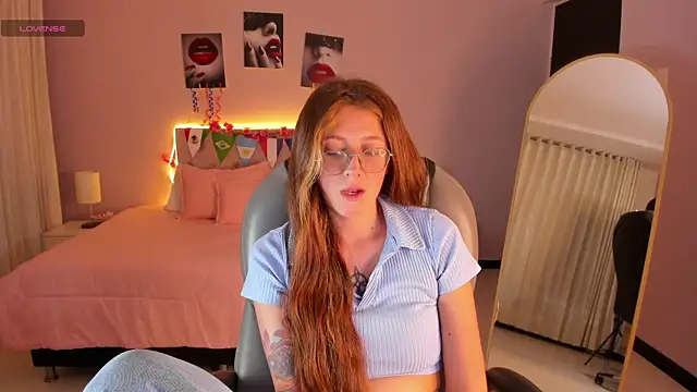 Snapshot of Emily_Warren_ chatting on 24, 6, 2026 Emily Warren online show from 24, 6, 2026