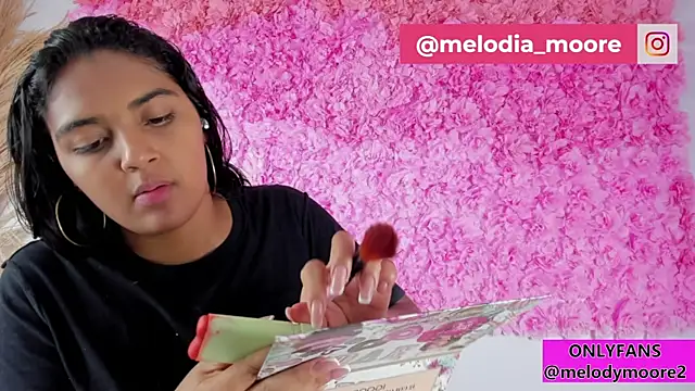 Snapshot of Melodymoore_ chatting on 19, 11, 2025 Melodymoore online show from 19, 11, 2025