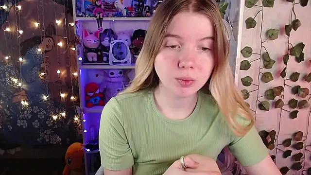 Strawberry juli online show from 28, 2, 2025