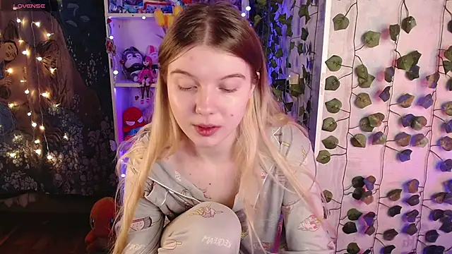 Strawberry juli online show from 7, 3, 2025