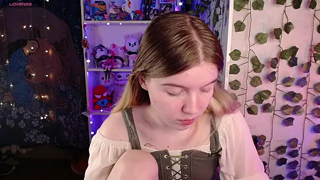 Strawberry juli online show from 18, 3, 2025