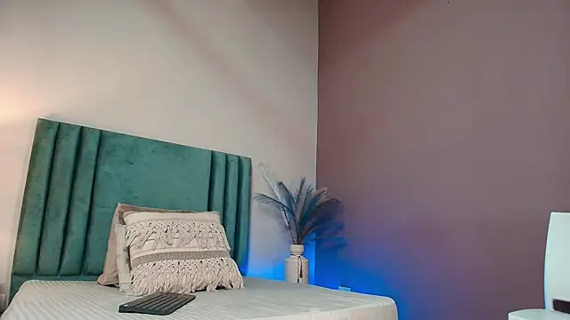 Snapshot of SeleneLujan chatting on 22, 11, 2025 SeleneLujan online show from 22, 11, 2025