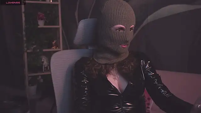 Snapshot of OliviaMcClean chatting on 12, 9, 2025 OliviaMcClean online show from 12, 9, 2025