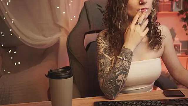 Snapshot of OliviaMcClean chatting on 30, 10, 2025 OliviaMcClean online show from 30, 10, 2025