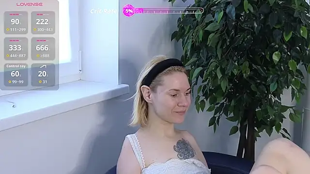 Snapshot of EmmaGallen chatting on 14, 10, 2025 EmmaGallen online show from 14, 10, 2025