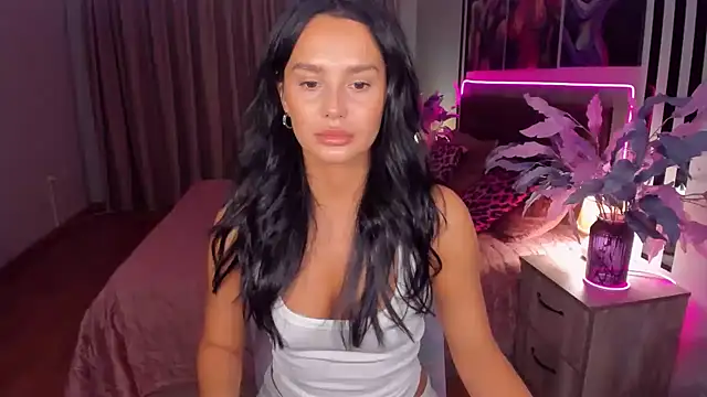 Snapshot of DanaSincere chatting on 8, 10, 2025 DanaSincere online show from 8, 10, 2025