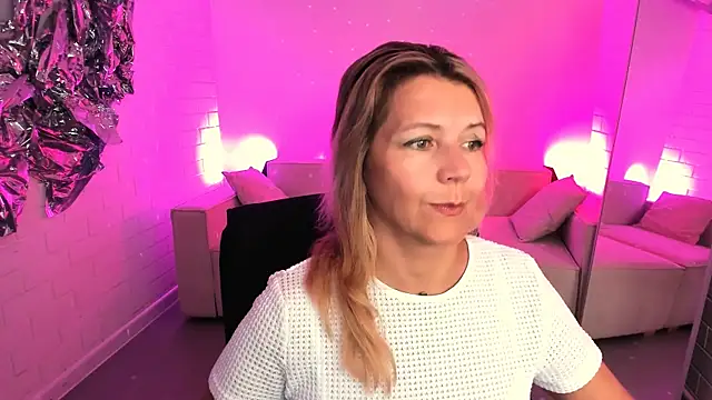 Snapshot of NicoleHitman chatting on 25, 6, 2026 NicoleHitman online show from 25, 6, 2026