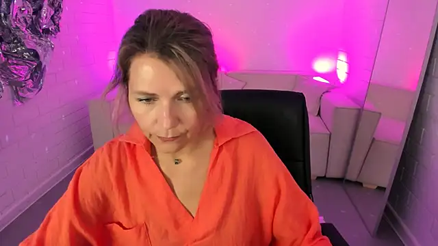 Snapshot of NicoleHitman chatting on 3, 8, 2026 NicoleHitman online show from 3, 8, 2026