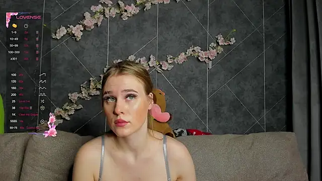 Snapshot of EvaTheHeart chatting on 12, 11, 2025 EvaTheHeart online show from 12, 11, 2025