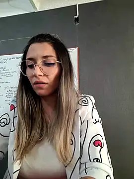 Isabella Varella online show from 5, 3, 2025