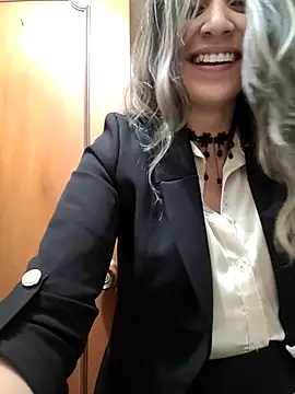 Isabella Varella online show from 10, 3, 2025