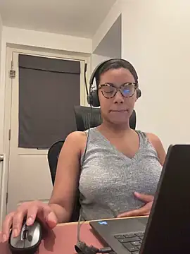 Snapshot of Melia_Rayne chatting on 19, 12, 2025 Melia Rayne online show from 19, 12, 2025