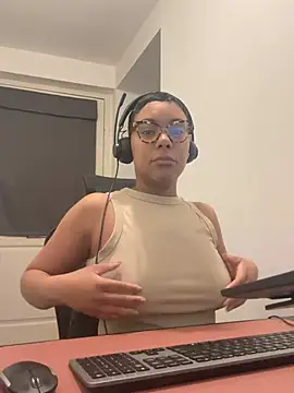 Snapshot of Melia_Rayne chatting on 3, 2, 2026 Melia Rayne online show from 3, 2, 2026