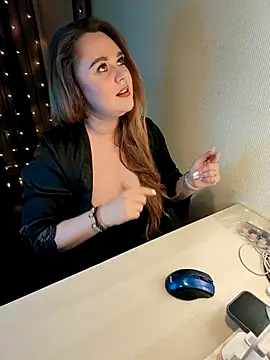 Juicy PeachLux online show from 4, 12, 2025