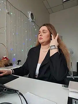Juicy PeachLux online show from 20, 5, 2026