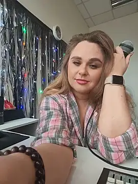 Juicy PeachLux online show from 10, 6, 2026