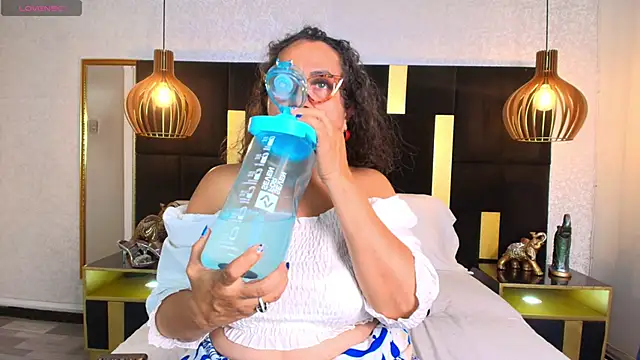 Snapshot of AlessandraLeroy chatting on 8, 11, 2025 AlessandraLeroy online show from 8, 11, 2025