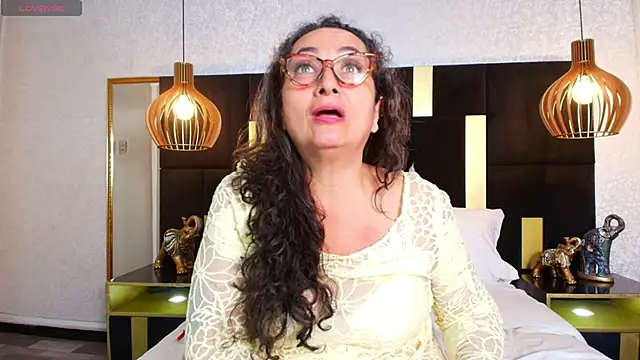 Snapshot of AlessandraLeroy chatting on 21, 11, 2025 AlessandraLeroy online show from 21, 11, 2025